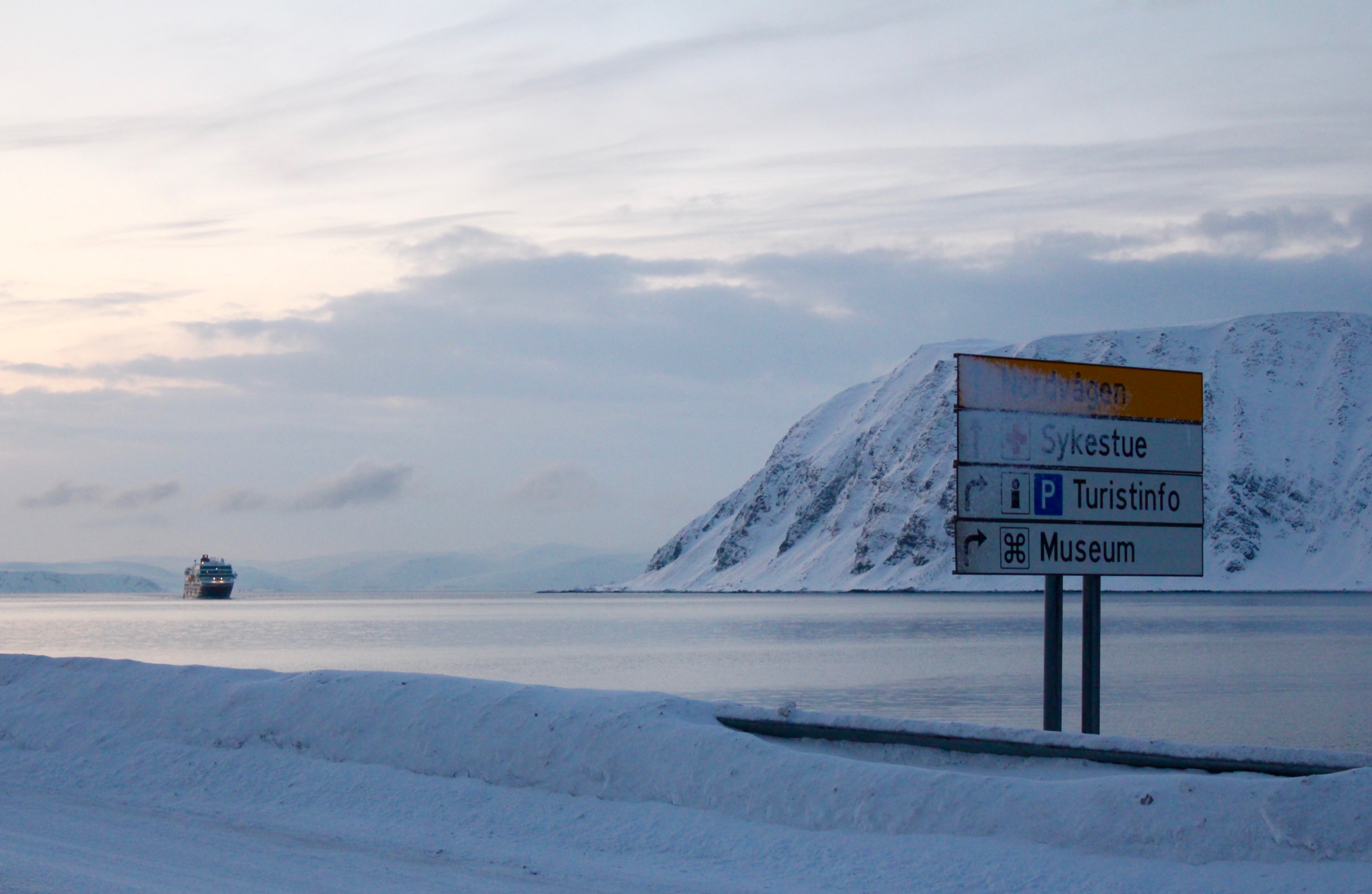 Honningsvåg ist die nördlichste Stadt Europas und neben dem Fischfang leben die Einheimischen hier vom Tourismus. Die meisten Touristen erreichen die Insel Magerøya tatsächlich auch mit dem Schiff.