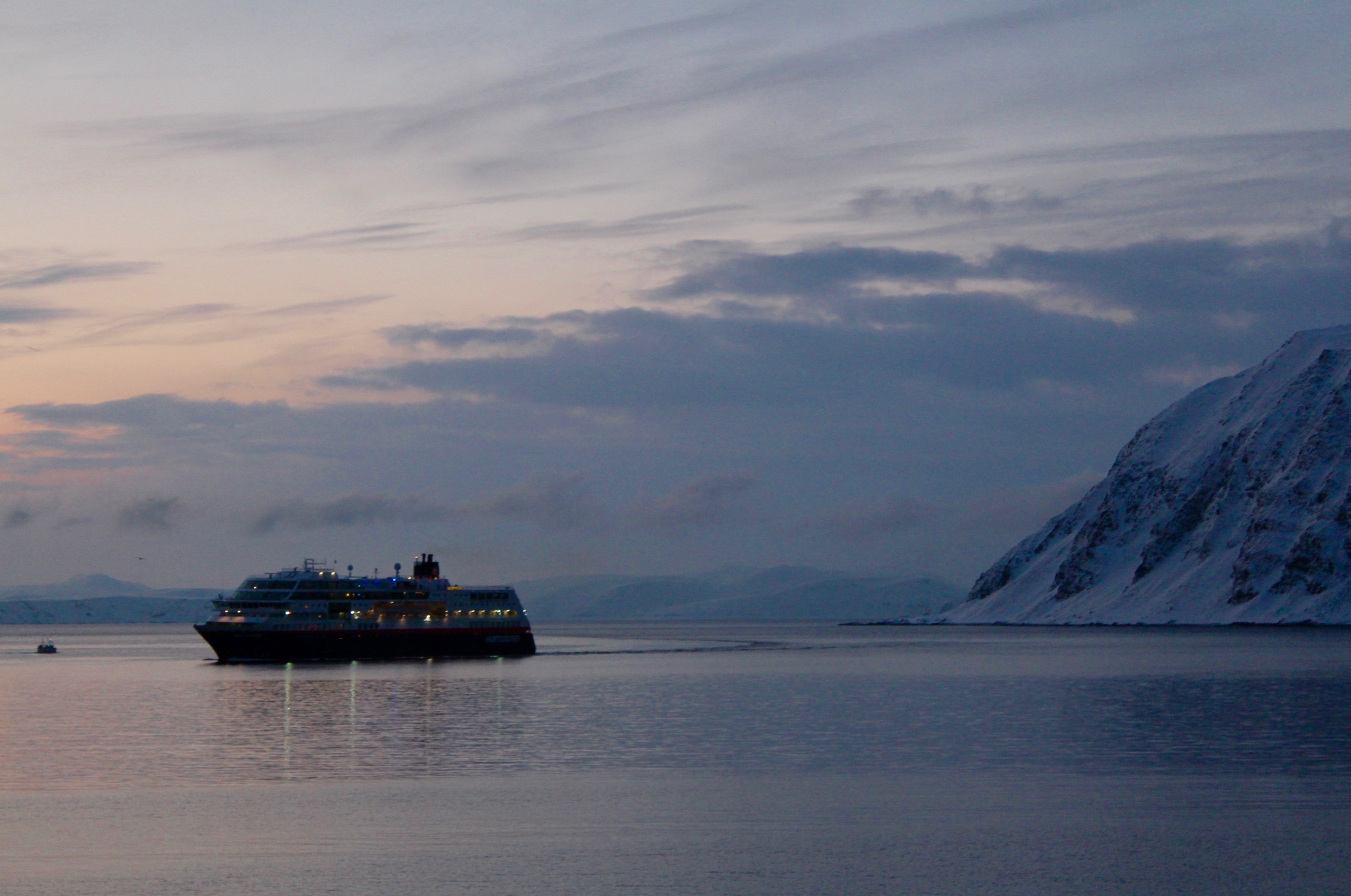 Zwei Mal täglich legt ein Hurtigruten-Schiff im Hafen von Honningsvåg an.