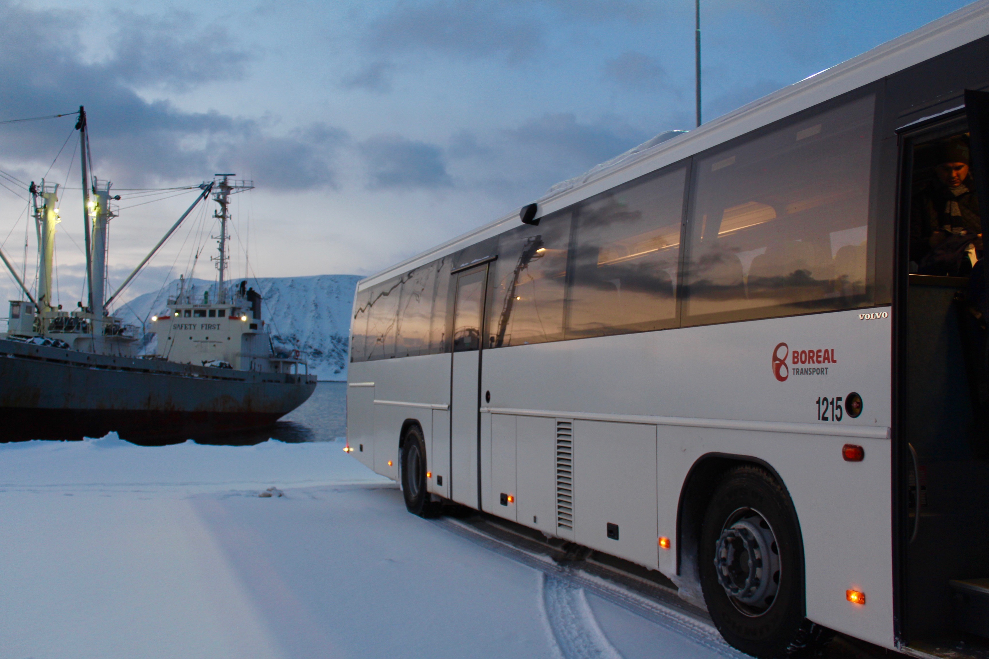 Das Nordkap befindet sich etwa 30km nördlich von Honningsvåg am anderen Ende der Insel. Das letzte Etappenstück zum Globus legt man mit Bussen zurück.