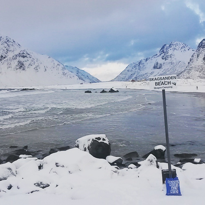 Der verschneite Skagsanden Strand auf den Lofoten